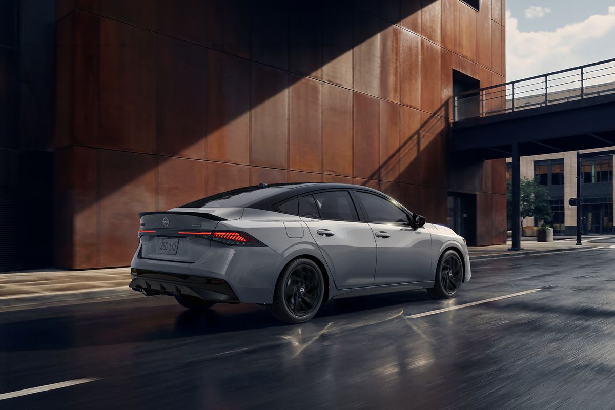 What is the MPG of the 2027 Nissan Sentra?